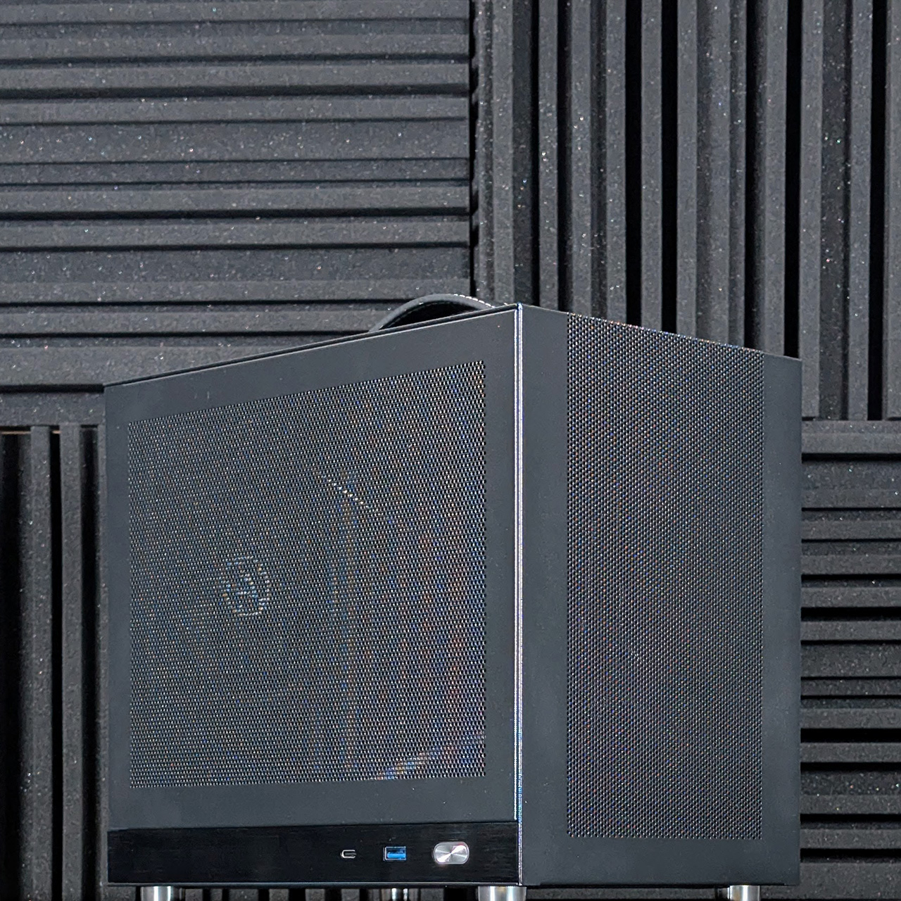 shiny-snake-g200-black-custom-prebuilt-sff-mini-itx-gaming-pc-closeup shiny snake g200 black custom prebuilt sff mini itx gaming pc closeup