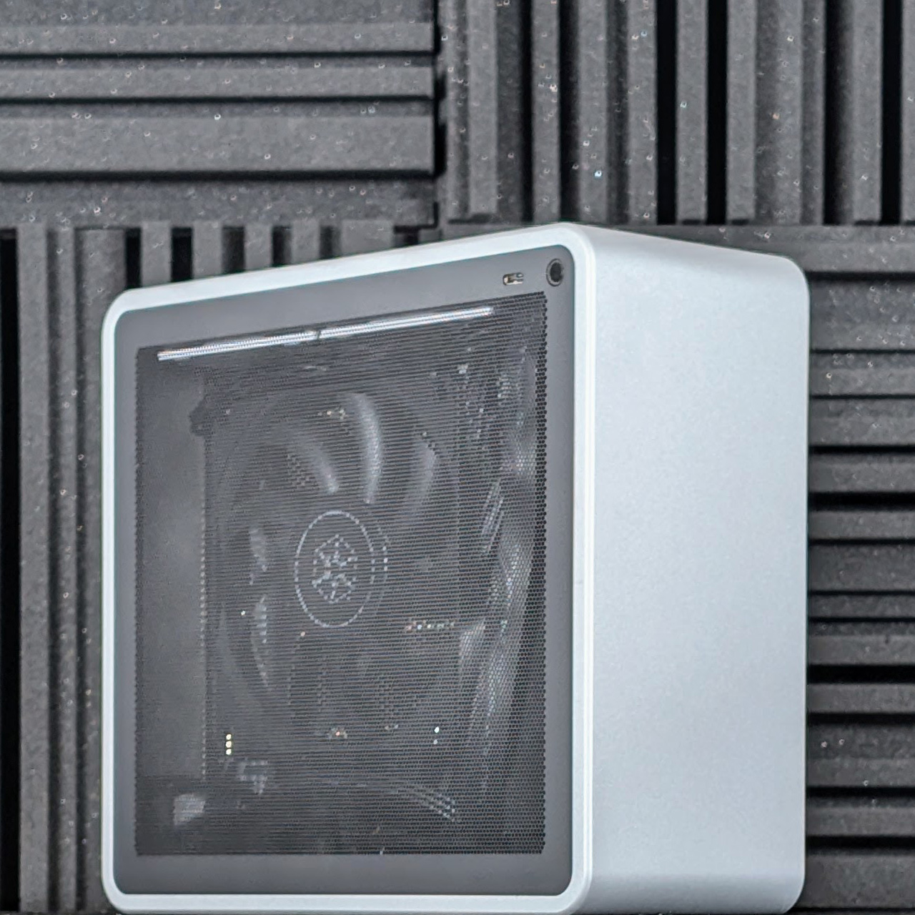 cooj-sparrow-mq4-silver-custom-prebuilt-sff-mini-itx-gaming-pc-closeup cooj sparrow mq4 silver custom prebuilt sff mini itx gaming pc closeup