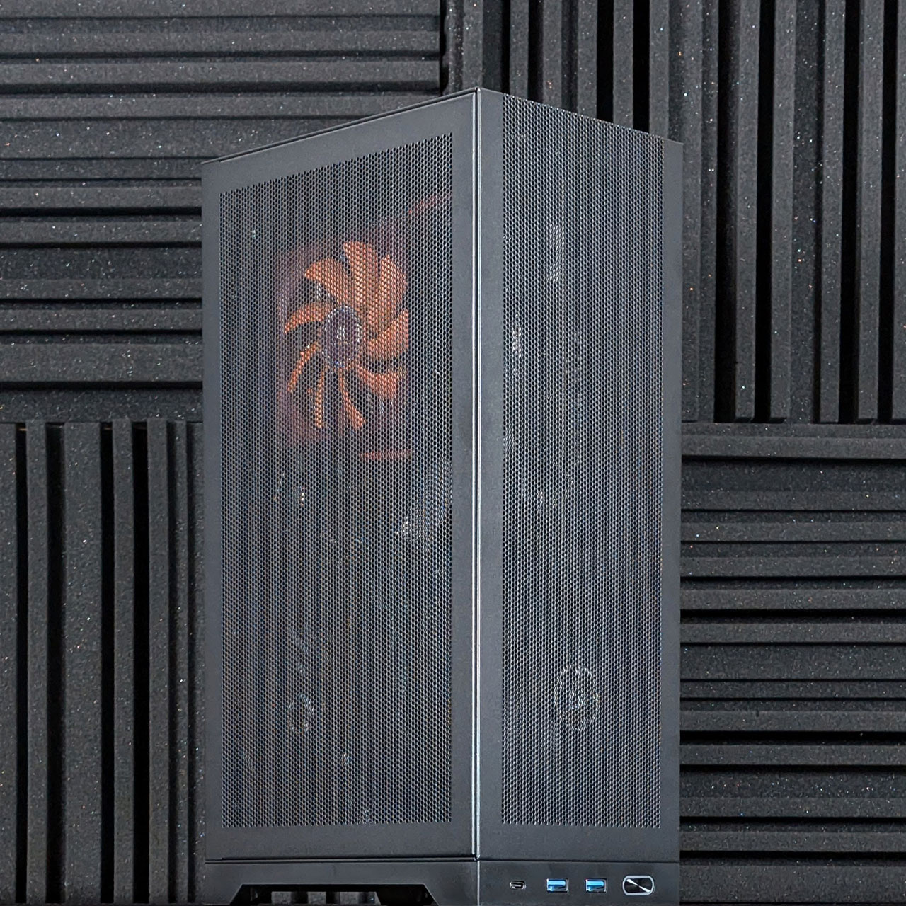 shiny snake l300 black custom prebuilt sff mini itx gaming pc closeup