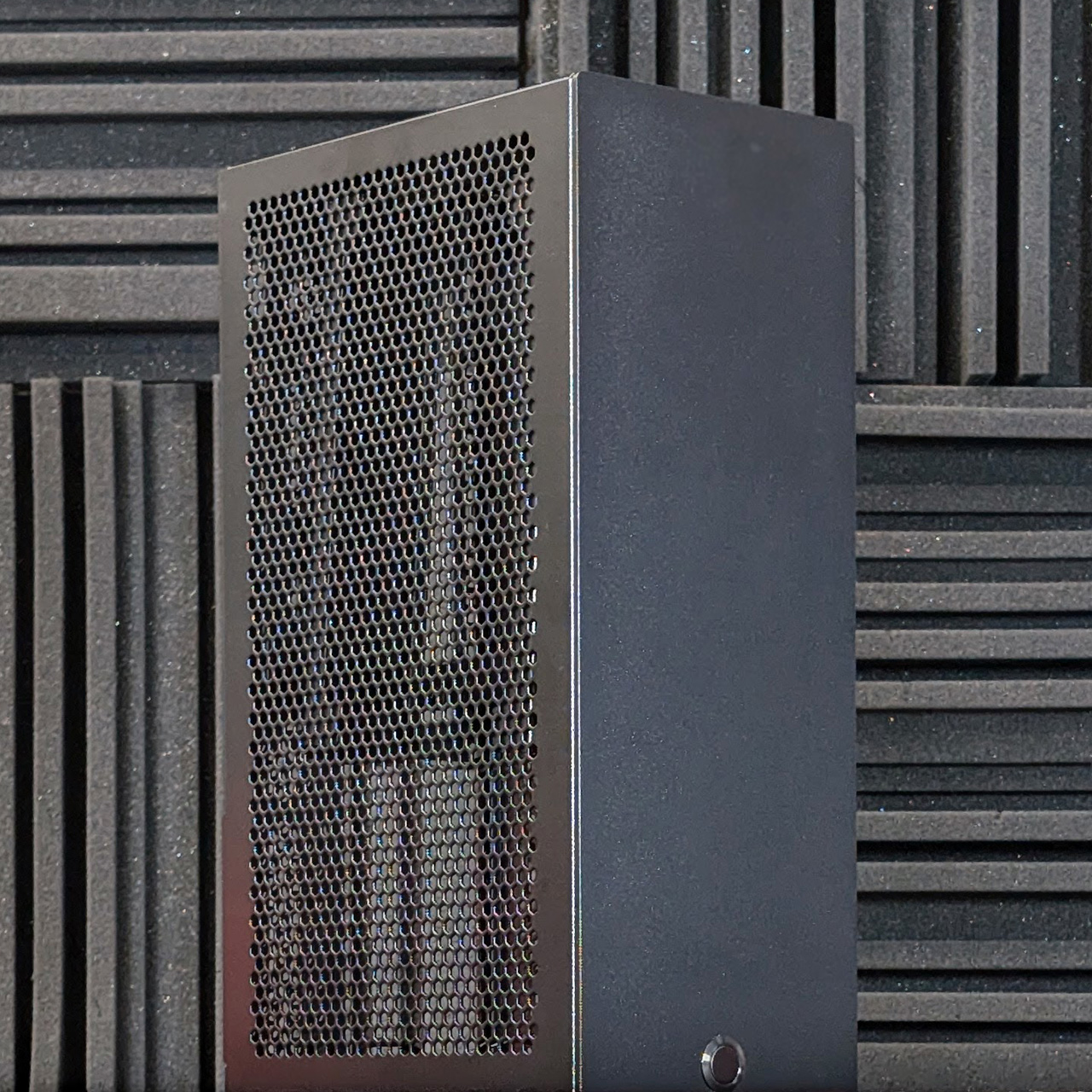 velkase-velka-7-v3-black-custom-prebuilt-sff-mini-itx-gaming-pc-closeup velkase velka 7 v3 black custom prebuilt sff mini itx gaming pc closeup