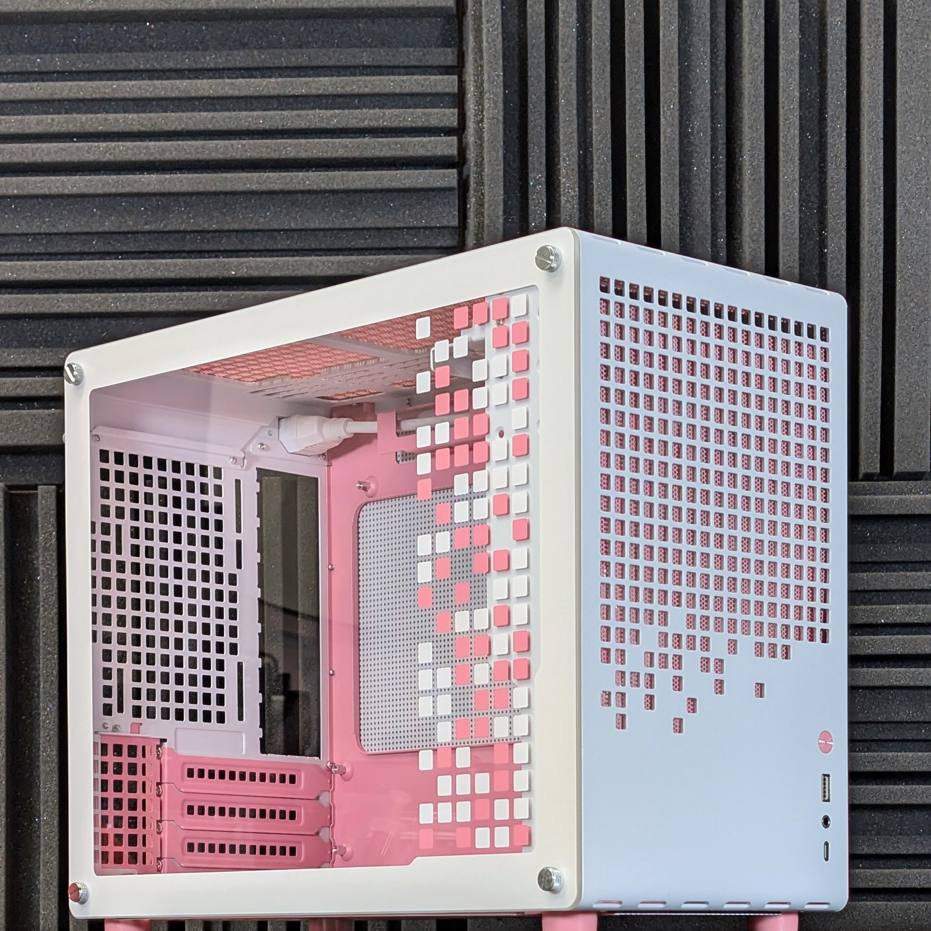 jonsbo jonsplus z20 pink white custom prebuilt sff itx matx gaming pc case closeup