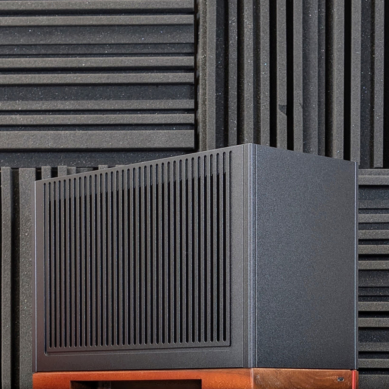 jonsbo t9 black custom prebuilt sff itx gaming pc case closeup