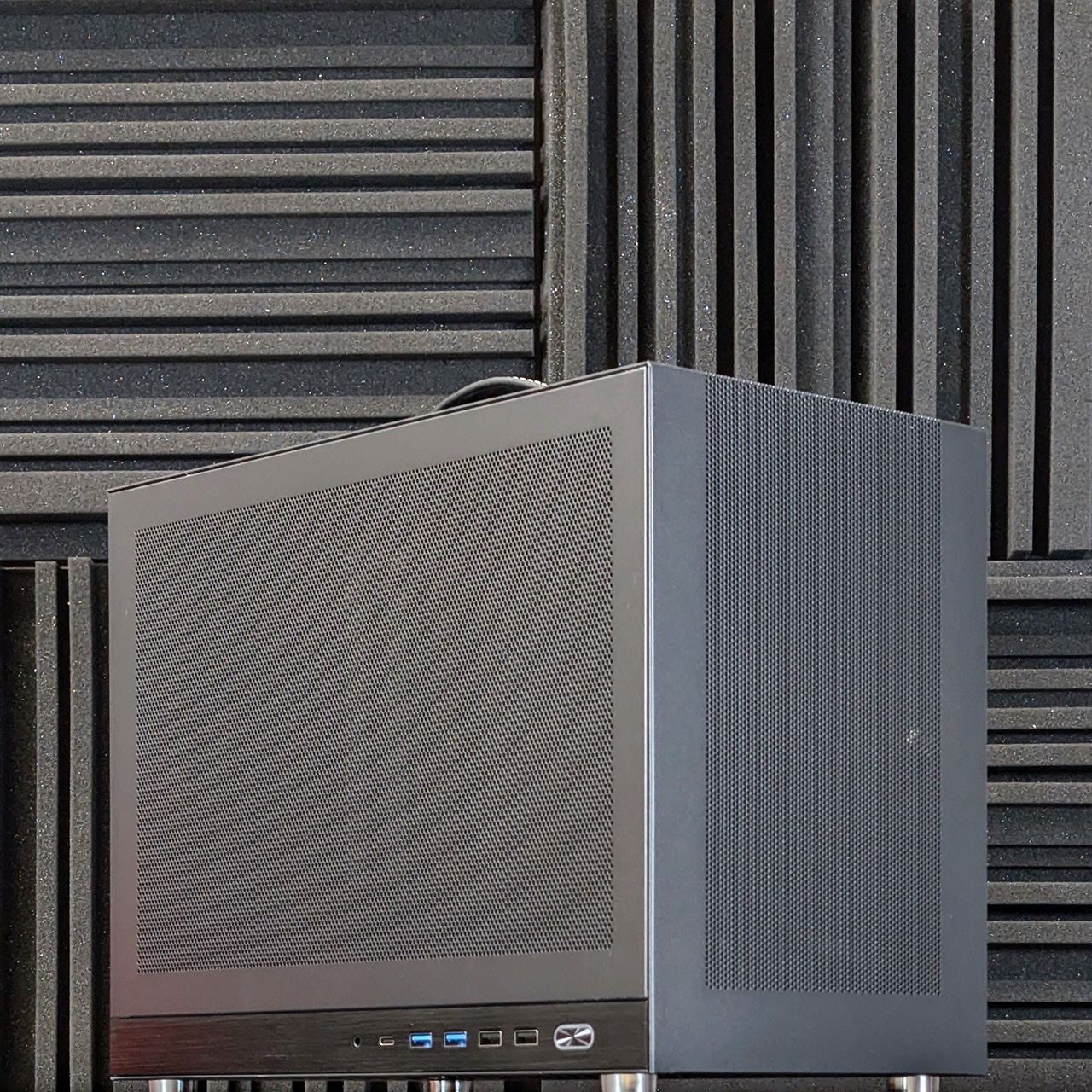 shiny-snake-g300-black-custom-prebuilt-sff-matx-gaming-pc-closeup shiny snake g300 black custom prebuilt sff matx gaming pc closeup